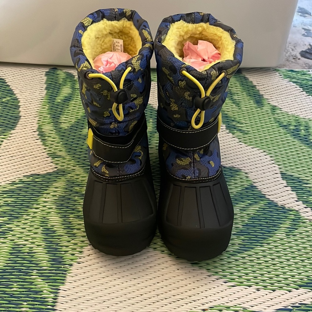 Excellent condition snow boots. Only worn once and then professionally cleaned!